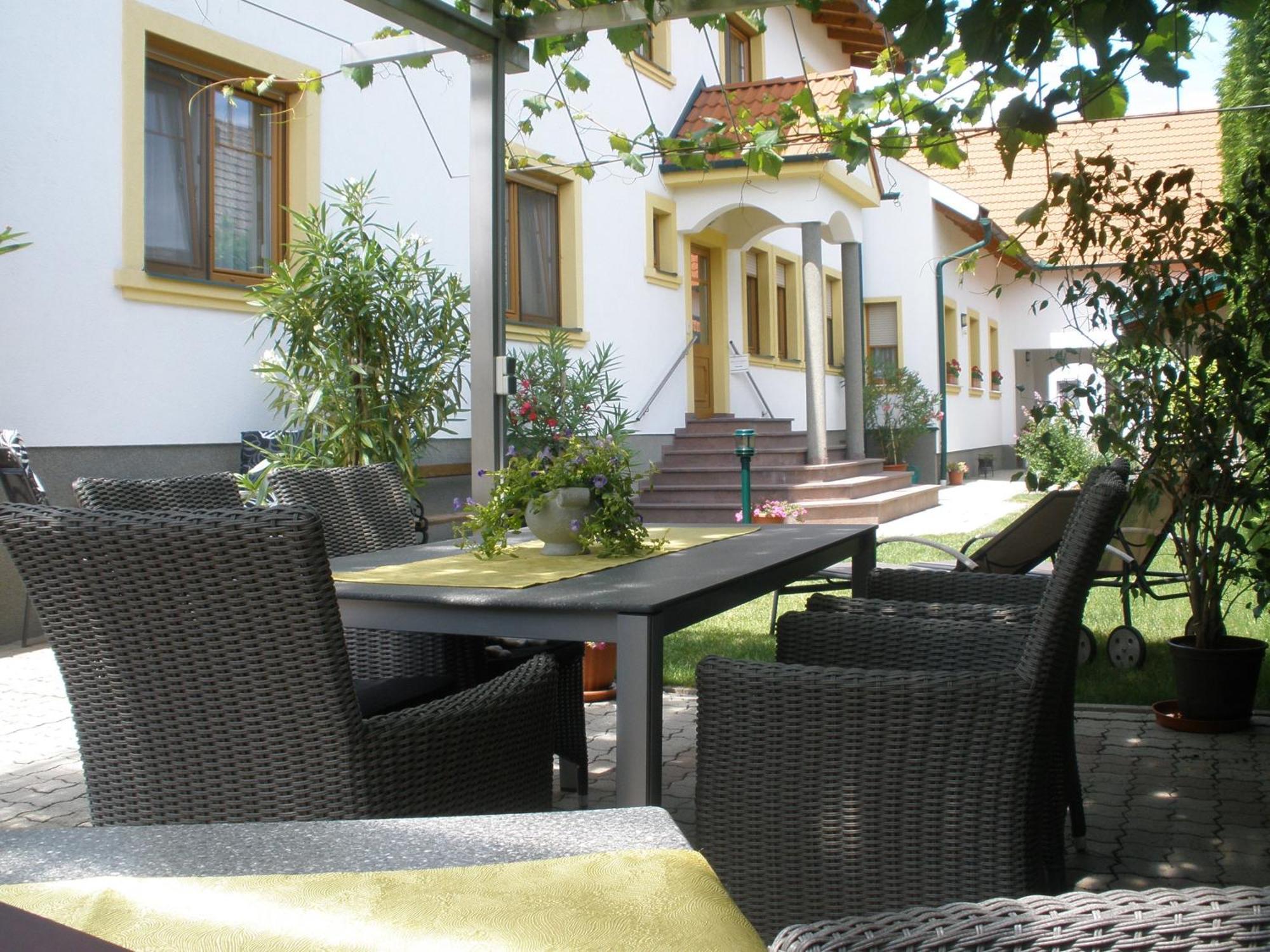 Hotel Nationalparkhof Gartner Weingut-Gastehaus Illmitz Esterno foto